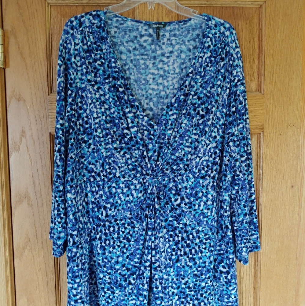 Gorgeous Daisy Fuentes blouse